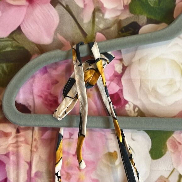 Mine size small Floral Print Women's Sleeveless tie Top - Picture 6 of 7